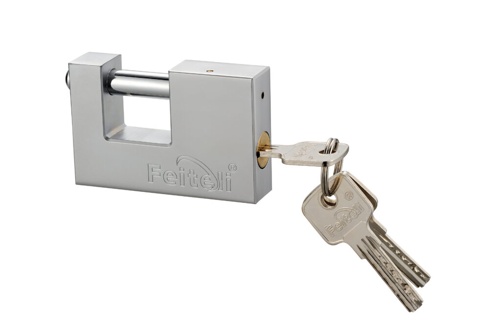 Candado Feiteli C3 rectangular antipalanca para cortina en hierro cromado